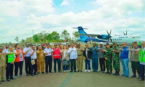 Foto bersama romongan Pj Gubernur Papua Selatan Apolo Safanpo dan rombongan Pj Bupati Gomar serta pihak Trigana Air. (Foto: Humas Mappi)