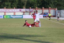 Duel pemain Persipura Jayapura dan Kalteng Putra. (Foto: Official Persipura)