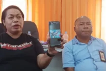 Ibu kandung almarhum Michelle Kurisi Doga, Elisabeth Mandosir dan Kepala Kantor Komnas HAM Perwakilan Papua Frits Ramandey. (Foto: Alley/Seputarpapua)