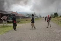 Pasukan TPNPB Kodap 35 Bintang Timur melakukan aksi pembakaran sejumlah kios di distrik Serambakon, Kabupaten Pegunungan Bintang, Provinsi Papua Pegunungan, Senin (18/9/2023). (Foto: Capture video amatir)