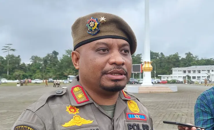 Kepala Dinas Satpol PP Kabupaten Mimika, Ronny Marjen, saat ditemui wartawan di Kantor Pusat Pemerintahan Kabupaten Mimika, Senin (18/9/2023). (Foto: Fachruddin Aji/Seputarpapua)