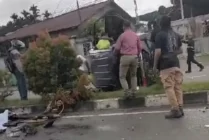 Kecelakaan tunggal mobil menabrak pembatas jalan Cenderawasih, Kabupaten Mimika, Papua Tengah, Jum'at (15/9/2023) menyebabkan seorang penumpang meninggal dunia. (Foto: Screenshot video amatir)