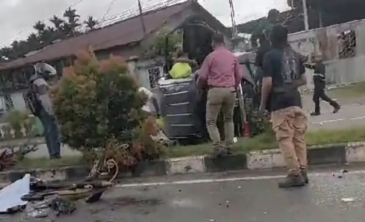 Kecelakaan tunggal mobil menabrak pembatas jalan Cenderawasih, Kabupaten Mimika, Papua Tengah, Jum'at (15/9/2023) menyebabkan seorang penumpang meninggal dunia. (Foto: Screenshot video amatir)