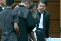 Lukas Enembe didampingi para penasehat hukumnya usai menjalani persidangan pembacaan tuntutan oleh Jaksa KPK RI, Rabu (13/9/2023) di Pengadilan Tipikor Jakarta. (Foto: Ist)