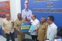 Menteri Perdagangan Zulkifli Hasan menyerahkan secara simbolis 2000 paket bantuan kepada masyarakat Puncak yang diterima langsung oleh Bupati Puncak Willem Wandik, disaksikan oleh Bupati Mimika Eltinus Omaleng, di Posko Bantuan Pemkab Puncak yang berada di Jalan Baru, Mimika, Papua Tengah, Selasa (19/9/2023). (Foto: Fachruddin Aji/seputarpapua)