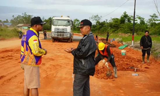 Pj Bupati Mappi Michel Gomar ketika melihat progres pembangunan di Kota Kepi. (Foto: Humas Mappi)