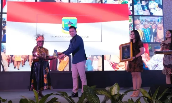 Pj Gubernur Papua Tengah Ribka Haluk ketika menerima penghargaan. (Foto: Roy)