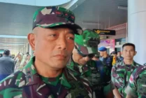 Panglima Kodam (Pangdam) XVII/Cenderawasih, Mayjen TNI Izak Pangemanan saat diwawancarai awak media di Bandara Mozes Kilangin Timika, Kabupaten Mimika, Papua Tengah, Jum'at (8/9/2023). (Foto: Arifin Lolialang/Seputarpapua)