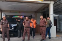 Pelaku gunakan rompi orange bersama penyidik Kejari Jayapura. (Foto: Alley)