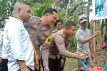 Kapolres Mimika, AKBP I Gede Putra saat mencoba mesin bor air di Kelurahan Kamoro Jaya, Rabu (13/9/2023). (Foto: Arifin Lolialang/Seputarpapua)