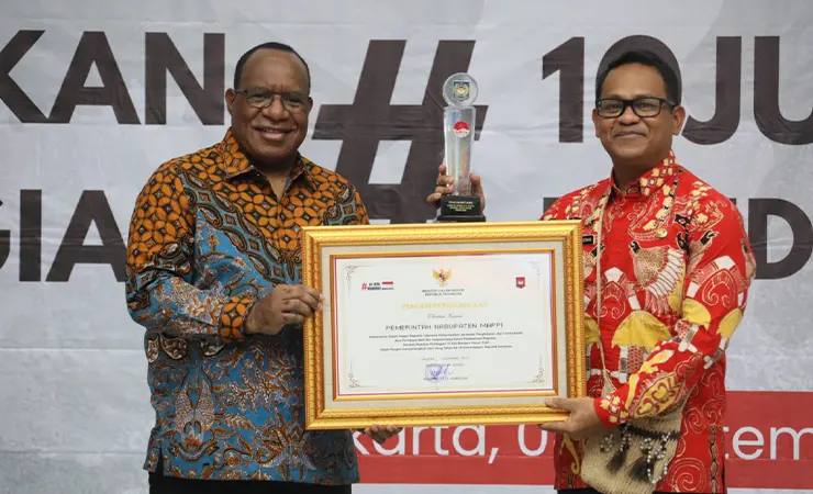Pj Bupati Mappi Michael R. Gomar menerima piagam penghargaan dari Wamendagri Jhon Wempi Wetipo. (Foto: Humas Mappi)