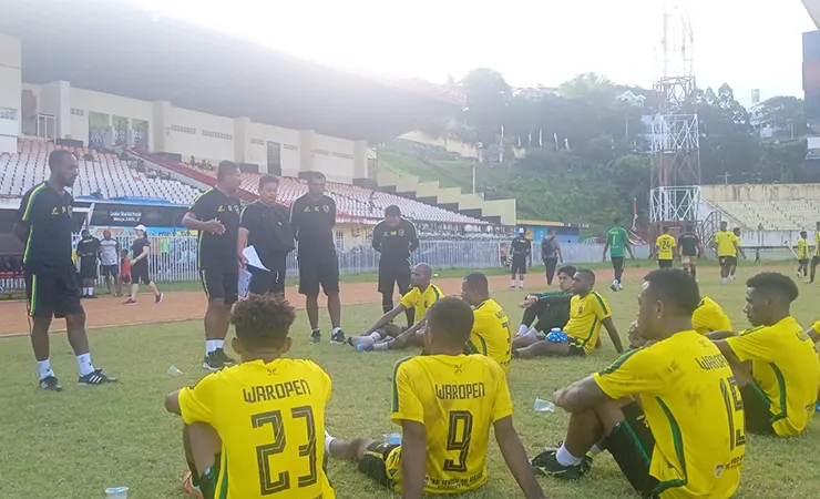 Tim Persewar Waropen dalam sesi latihan di Stadion Mandala Jayapura, Papua. (Foto: Official Persewar)