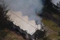 Tampak dari udara bangunan yang digunakan sebagai perumahan bagi tenaga kesehatan RSUD Ilaga terbakar pada Senin 11 September 2023. (Foto: Humas Polda Papua)