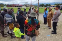 Masyarakat dari sejumlah umat gereja di Kabupaten Nduga saat melakukan aksi protes terkait penangkapan oleh personel Sub Satgas Gakkum Ops Damai Cartenz yang menurut mereka diantaranya yang ditangkap adalah tokoh agama. (Foto: Ist/Seputarpapua)