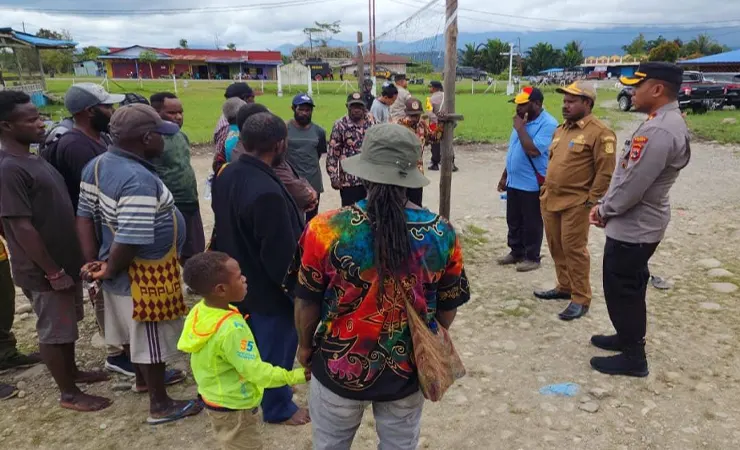 Masyarakat dari sejumlah umat gereja di Kabupaten Nduga saat melakukan aksi protes terkait penangkapan oleh personel Sub Satgas Gakkum Ops Damai Cartenz yang menurut mereka diantaranya yang ditangkap adalah tokoh agama. (Foto: Ist/Seputarpapua)
