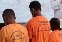 Tersangka kasus miras oplosan yang merenggut nyawa empat pemuda di Kota Jayapura, Papua, masing-masing FSM (kiri) SR (tengah) dan DCY (ujung kanan). (Foto: Alley/Seputarpapua)