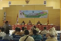 Wakil Bupati Nabire Ismail Djamaluddin memimpin pertemuan evaluasi kerja kepala distrik dan kampung se-Kabupaten Nabire. (Foto: Christian Degei/Seputarpapua)