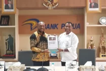 Yan Mandenas menyerahkan laporan keuangan Persipura kepada Direktur Operasional Bank Papua, Isak Wopari di Jayapura, Rabu (13/9/2023). (Foto: Vidi/Seputarpapua)
