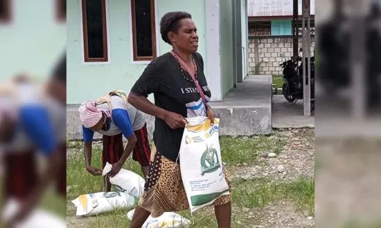 167 Warga Arsopura Terima Bantuan Beras