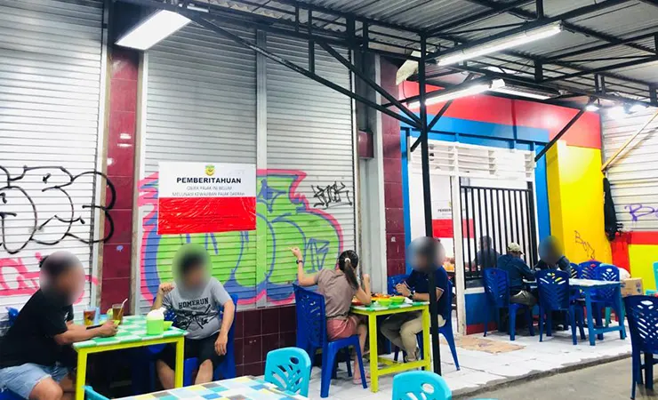 Bapenda Tempel Stiker Warung Lalapan Belum Bayar Pajak