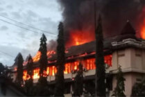 Tampak api menghanguskan gesung D Kantor Bupati Jayapura, Foto: Screenshot video.