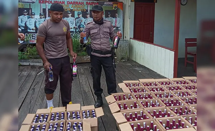 Polres Asmat Sita Ribuan Botol Miras dari Kapal Tol Laut