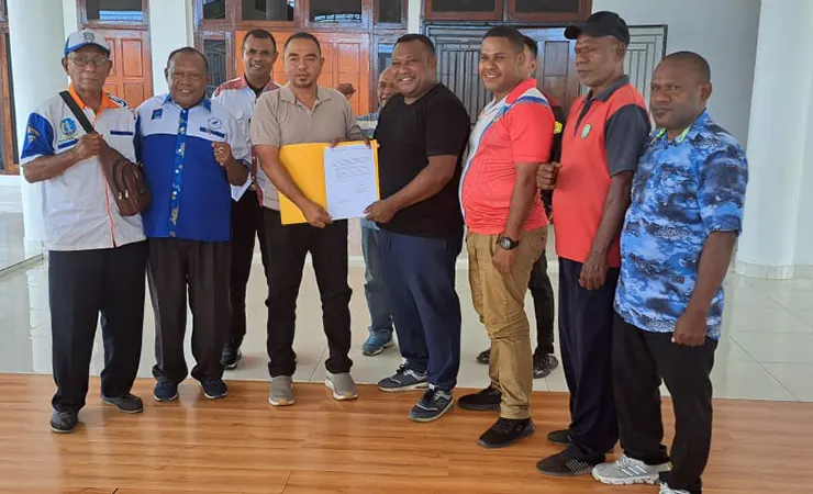 20 Ketua Cabor Serahkan Mosi Tidak Percaya KONI Jayapura ke Pj Bupati