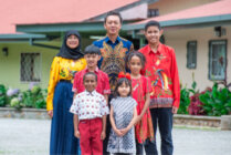 Kepala Sekolah Yayasan Pendidikan Jayawijaya (YPJ) Tembagapura Bayu Widyatmoko bersama para siswa YPJ di lingkungan belajar YPJ Tembagapura, Sabtu (25/11).
