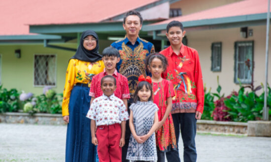 Kepala Sekolah Yayasan Pendidikan Jayawijaya (YPJ) Tembagapura Bayu Widyatmoko bersama para siswa YPJ di lingkungan belajar YPJ Tembagapura, Sabtu (25/11).
