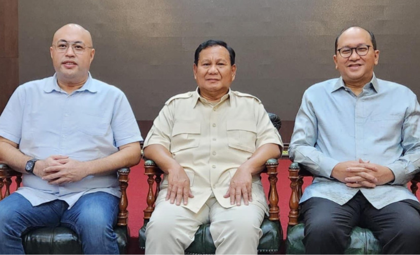 Calon Presiden Prabowo Subianto pose bersama tim kampanye (Foto: Ist)