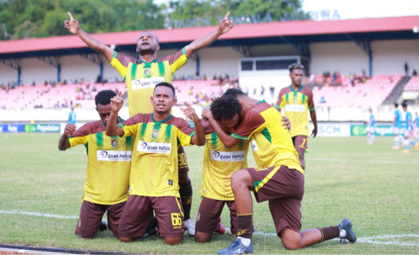 Caption: Pemain Persewar merayakan gol ke gawang Sulut United, Jayapura, Papua, Kamis (23/11/2023) (Foto: MO Persewar)