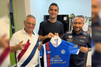 Otavio Dutra (tengah) resmi berseragam PSBS Biak (Foto: MO PSBS)