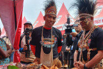 Pj Bupati Mappi Michael Gomar mendampingi Direktur Pemasaran Pariwisata Nusantara Kemenparekraf RI Dwi Marhen Yono melihat lapak pelaku UMKM. (Foto: Humas Mappi)