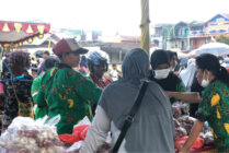 Pasar murah yang digelar Dinas Ketahanan Pangan Mimika. (Foto: Anya Fatma/Seputarpapua)
