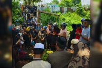 Proses pemakaman Almarhum Muhammad Idris di Tempat Pemakan Umun Islam (TPUI) di Jalan Jenderal Ahmad Yani, Mimika, Papua Tengah, Minggu (19/11/2023). (Foto: Ist)
