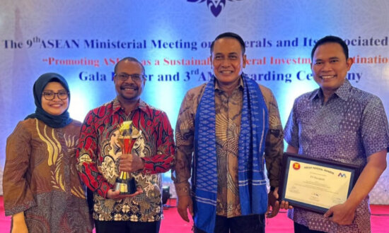 Caption foto Senior Vice President Underground Mine PTFI, Hengky Rumbino, menerima penghargaan Good Mining Practice, Metallic Mineral oleh ASEAN Mineral Awards 2023, di Phnom Penh, Kamboja, pada Kamis (23/11). (Foto: Corcomm PTFI)