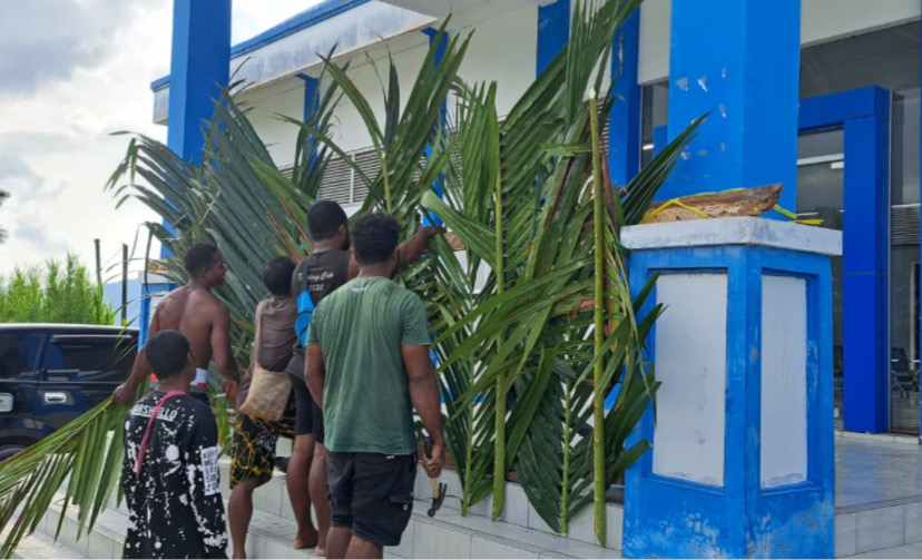 Masyarakat memalang Kantor Penyebrangan di Pantai Kalkote (Foto: Musa/Seputarpapua)