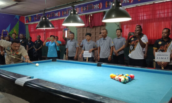 Cue Ball oleh Sekretaris Umum KONI PPS pada pembukaan pertandingan biliar. (Foto:Getrud/Seputarpapua)