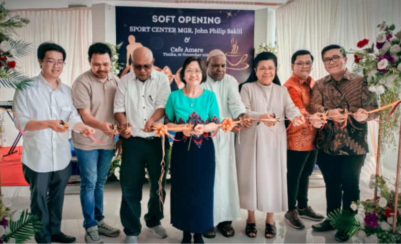 Pengguntingan pita sebagai tanda soft opening sport center Mgr Jhon Philip Saklil Gayabi dan Cafe Amare. (Foto: Mujiono/Seputarpapua)