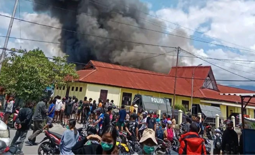 Kepulan asap tebal yang membakar asrama Polres Jayawijaya. (Foto: Ist)