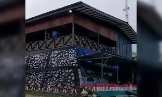 Gedung Tertinggi Pemandangan Danau Purba di Deiyai