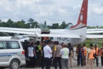 Proses evakuasi jenazah 3 warga sipil yang meninggal dan 2 selamat dari kejadian penyerangan KKB di Beoga, Puncak, Papua Tengah, di bandara Mozes Kilangin Mimika, Senin (27/11/2023). (Foto: Fachruddin Aji/seputarpapua)