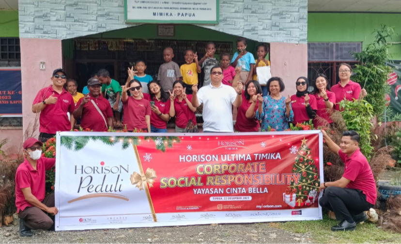 Manajemen Hotel Horison Ultima Timika saat melakukan CSR ke Yayasan Ibu dan Anak Cinta Bella. (Foto: Mujiono/Seputarpapua)