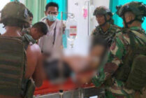 Anggota TNI korban penembakan oleh KKB saat dibawa ke rumah sakit untuk ditangani pihak medis. (Foto: Ist)