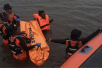 Tim SAR saat akan membawa korban ke daratan setelah ditemukan di pesisir Pantai Nadja, Poumako, Minggu (31/12/2023). (Foto: Humas SAR Timika)