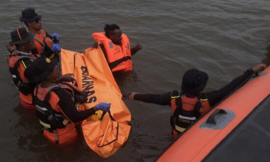 Tim SAR saat akan membawa korban ke daratan setelah ditemukan di pesisir Pantai Nadja, Poumako, Minggu (31/12/2023). (Foto: Humas SAR Timika)