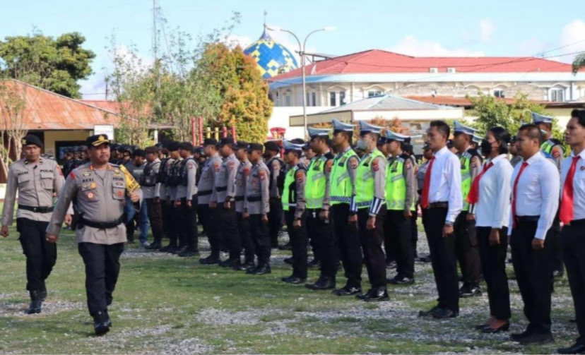 Kapolres Jayawijaya AKBP Heri Wibowo saat memeriksa personel dalam Apel Gelar Pasukan Operasi Lilin 2023 dalam rangka pengamanan Natal 2023 dan Tahun Baru 2024. (Foto: Amin Momiage/Seputarpapua)