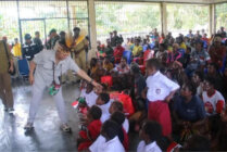 Pangkogabwilhan III Letjen TNI Richard Taruli Horja Tampubolon saat bertemu anak-anak dan masyarakat Kampung Nayaro. (Foto: Ist)