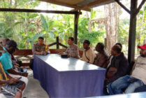 Pertemuan antara Kapolres Mimika AKBP I Gede Putra dengan para tokoh masyarakat terkait kasus kecelakaan tewaskan dua pelajar, Sabtu (2/12/2023), di area Polsek Mimika Timur. (Foto: Arifin Lolialang/Seputarpapua)