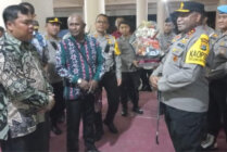 Kapolda Papua Irjen Pol Mathius D. Fakhiri saat mengunjungi gereja di Kota Jayapura, Papua, Minggu (24/13/2023) malam. (Foto: Firga/Seputarpapua)